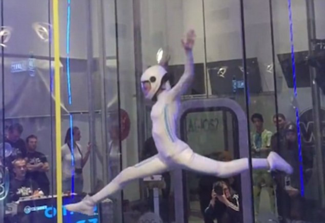 Màn trình diễn đầy ấn tượng trong môi trường không trọng lực ảnh 1