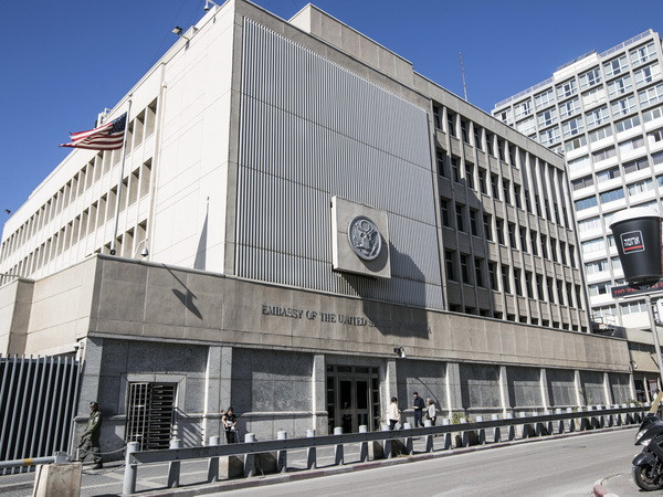 Đại sứ quán Mỹ tại Tel Aviv, Israel ngày 20/1. (Nguồn: AFP/TTXVN) Liban: Các nước Arab cần cân nhắc trừng phạt kinh tế đối với Mỹ ảnh 1