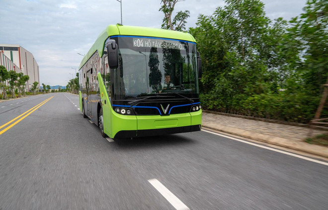 Hình ảnh xe buýt điện VinFast chính thức chạy thử nghiệm trên đường nội khu của nhà máy. (Ảnh: Vingroup cung cấp) Hà Nội sắp vận hành 10 tuyến xe buýt điện thân thiện môi trường ảnh 1