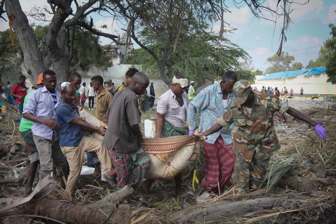 Chuyển nạn nhân thiệt mạng trong vụ đánh bom ở Mogadishu. (Nguồn: EPA/TTXVN) Phiến quân Shabaab nhận đánh bom liều chết cảng biển Mogadishu ảnh 1