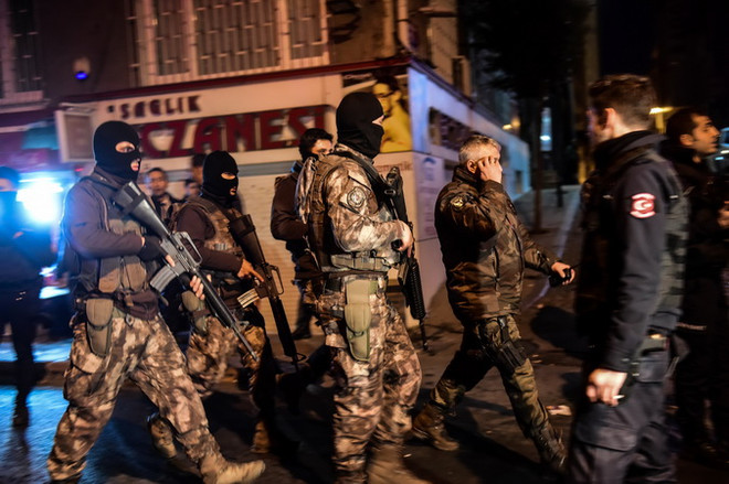 Cảnh sát Thổ Nhĩ Kỳ điều tra tại hiện trường vụ đánh bom ở Istanbul. (Nguồn: AFP/TTXVN) Thổ Nhĩ Kỳ quốc tang tưởng niệm các nạn nhân 2 vụ đánh bom tàn khốc ảnh 1