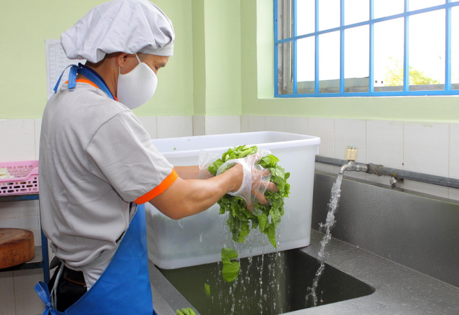 Bảo vệ sức khỏe công nhân ngay từ những bữa ăn tập thể ảnh 2