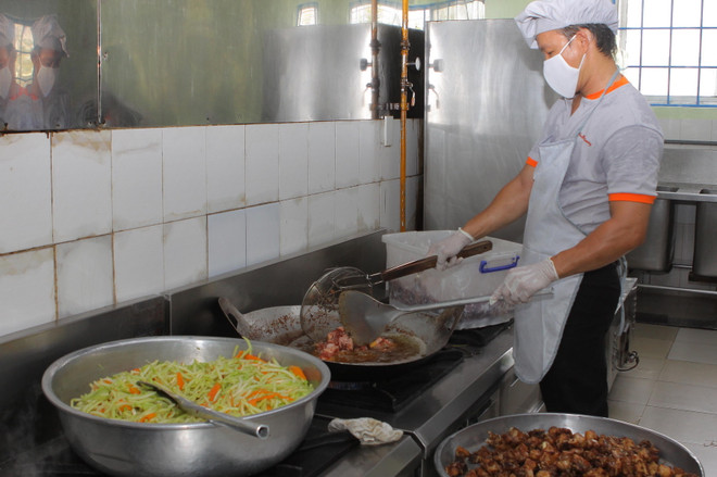 Bảo vệ sức khỏe công nhân ngay từ những bữa ăn tập thể ảnh 3