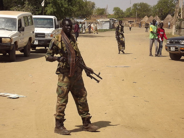 Binh sỹ quân đội Nam Sudan gác tại Malakal thuộc bang Thượng sông Nile, Nam Sudan ngày 31/12/2013. (Nguồn: AFP/TTXVN) Sudan giải giáp 54 chiến binh bộ tộc Nuer từ Nam Sudan ảnh 1