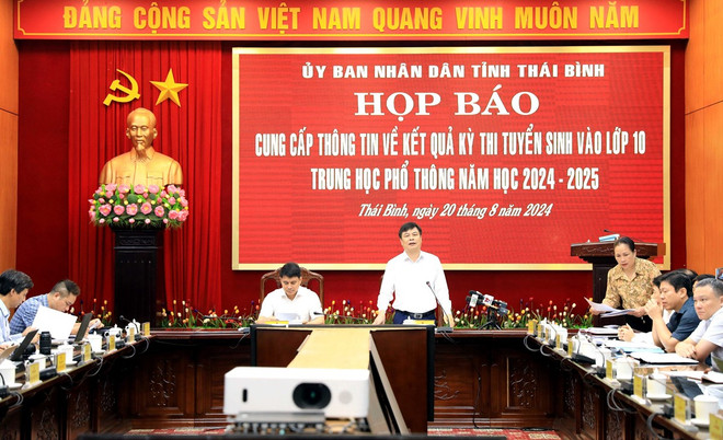 UBND tỉnh Thái Bình họp báo cung cấp thông tin về kết quả Kỳ thi tuyển sinh vào lớp 10 ngày 20/8. (Ảnh: Thế Duyệt/TTXVN) ttxvn thai binh hop bao.jpg