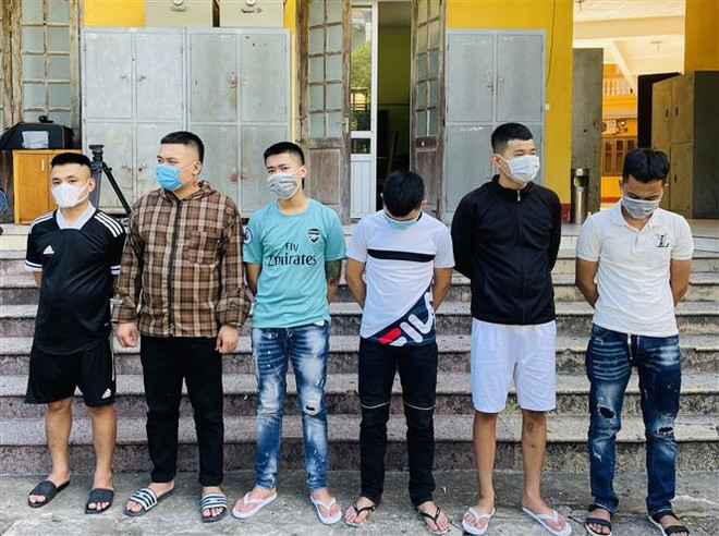 Bắt nhóm ném chất bẩn, mang vòng hoa đến nhà chị để đòi nợ em ảnh 1