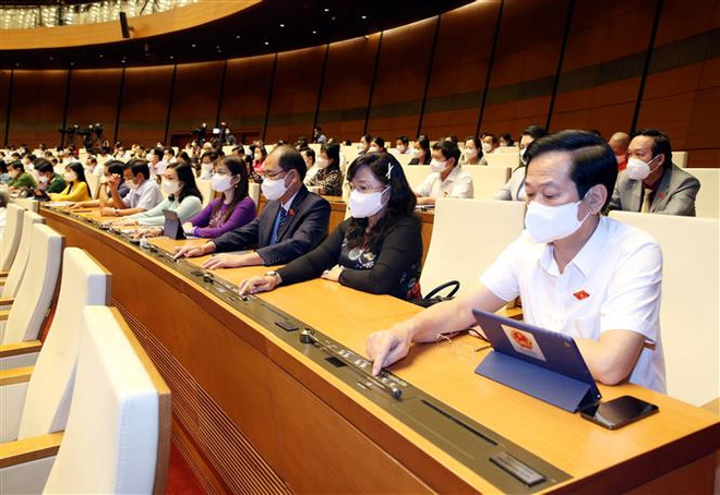 Đại biểu Quốc hội biểu quyết thông qua Nghị quyết về Chương trình xây dựng luật, pháp lệnh năm 2022, điều chỉnh Chương trình xây dựng luật, pháp lệnh năm 2021. (Ảnh: Phạm Kiên/TTXVN) Thông qua Nghị quyết về Chương trình xây dựng luật, pháp lệnh năm 2022 ảnh 1