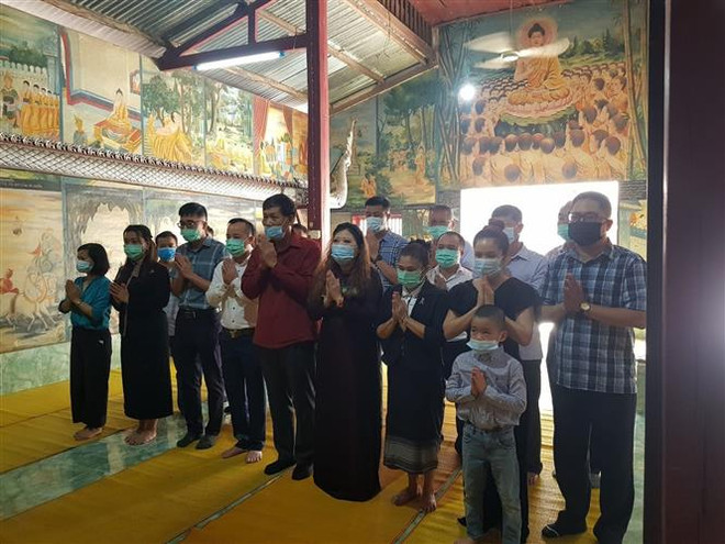 Dâng hương tưởng niệm các anh hùng, liệt sỹ tại Luang Prabang ảnh 1