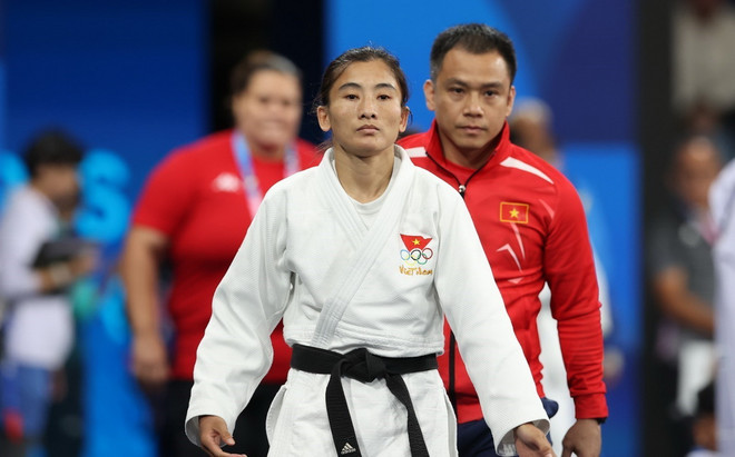 Võ sỹ judo Hoàng Thị Tình bước ra sàn đấu. (Ảnh: Hoàng Linh/TTXVN) ttxvn_judo hoang thi tinh (2).jpg