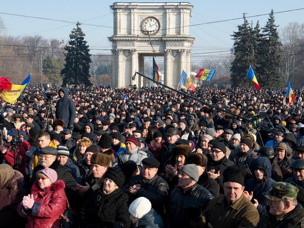 Biểu tình tiếp diễn tại Moldova yêu cầu chính phủ từ chức ảnh 1