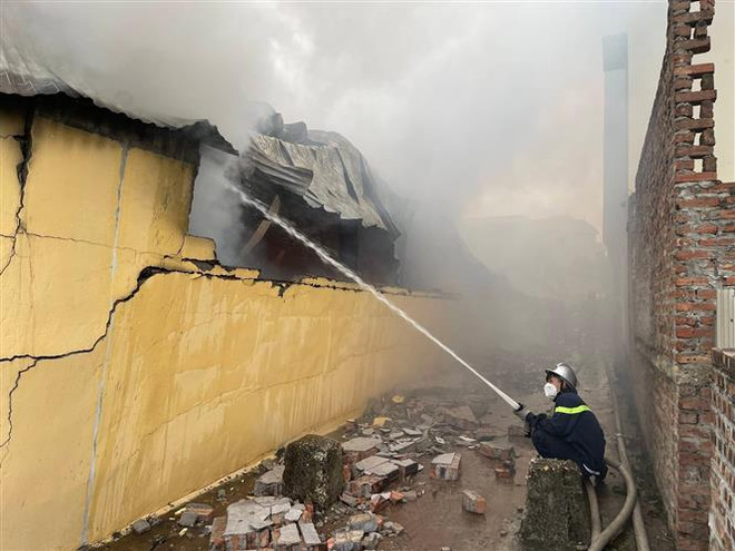 Hà Nội: Dập tắt đám cháy lớn tại công ty kinh doanh vật liệu xây dựng ảnh 1