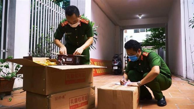 Hà Nội: Xe "luồng xanh" chở 10 tấn bánh trung thu không rõ nguồn gốc ảnh 1