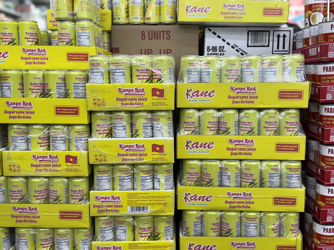 Lô nước mía đóng lon đầu tiên của Cty Lasuco Việt Nam tại siêu thị Mỹ. (Ảnh: Kiều Trang/TTXVN) ttxvn_nong_san_viet_nam_co_mat_tai_thi_truong_my_2504-2.jpg