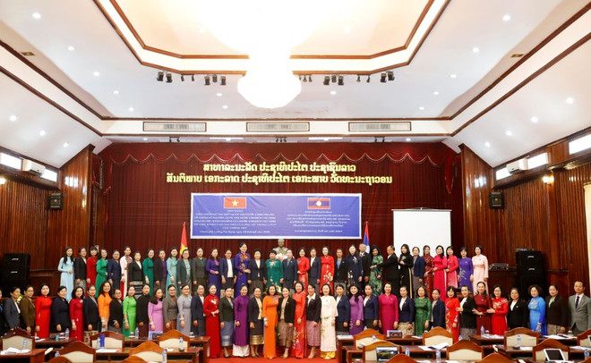 Các đại biểu 2 nước tham dự Hội thảo chụp ảnh lưu niệm. (Ảnh: Phạm Kiên/TTXVN) ttxvn_dai_bieu_nu_quoc_hoi_viet_–_lao_25-2.jpg