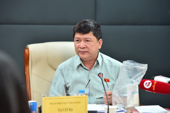 Ông Tạ Văn Hạ. thuoc-la-dien-tu-2504-2.jpg