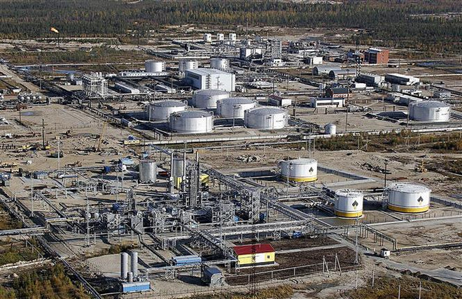 Một nhà máy lọc dầu tại Gubkinsky, Nga. (Ảnh: AFP/TTXVN) Nga yêu cầu châu Âu thanh toán tiền mua khí đốt bằng đồng ruble ảnh 1