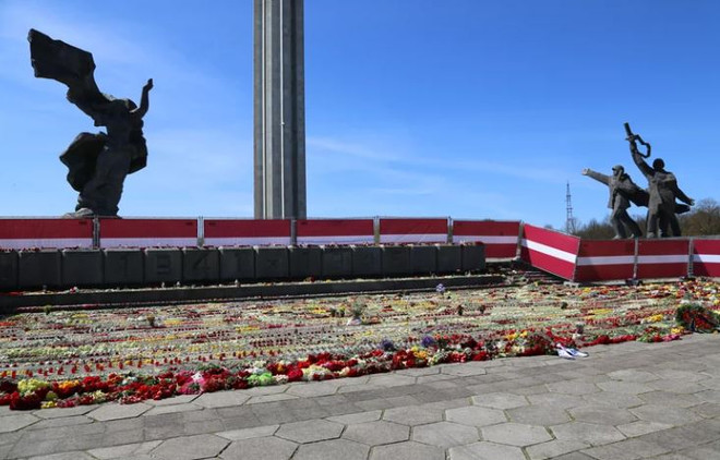 Latvia giải tán biểu tình phản đối phá dỡ tượng đài thời Liên Xô ảnh 1