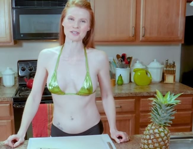 Người phụ nữ gây sốt trên YouTube với các video khỏa thân dạy nấu ăn ảnh 2