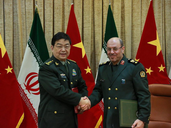 Bộ trưởng Quốc phòng Iran Hossein Dehqan (phải) có cuộc hội đàm với người đồng cấp Trung Quốc Thường Vạn Toàn đang ở thăm Iran. (Nguồn: EPA/TTXVN) Iran và Trung Quốc nhất trí tăng cường trao đổi quân sự ảnh 1