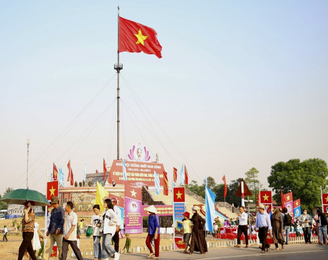 Quang cảnh Kỳ đài ở Khu Di tích Quốc gia đặc biệt Đôi bờ Hiền Lương-Bến Hải. (Ảnh: Nguyên Linh/TTXVN) TTXVN_3004thongnhatnonsong3.jpg