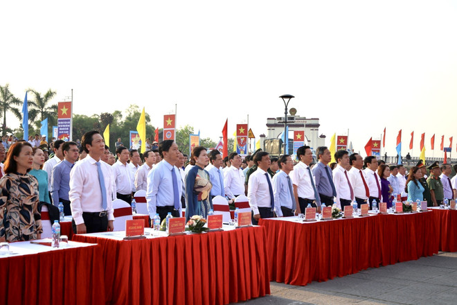 Các đại biểu và nhân dân Quảng Trị tham dự Lễ thượng cờ “Thống nhất non sông” tại Kỳ đài ở khu Di tích quốc gia đặc biệt Đôi bờ Hiền Lương-Bến Hải. (Ảnh: Nguyên Linh/TTXVN) TTXVN_3004thongnhatnonsong2.jpg