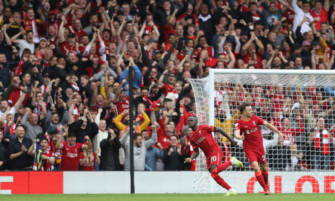 Niềm vui hàng vạn khán giả The Koo tại Anfield sau khi Mane ghi bàn. (Nguồn: Reuters) Đánh bại Burnley, Liverpool tạm chiếm ngôi đầu Premier League ảnh 1