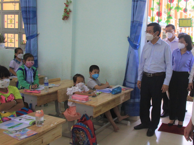 Bộ Giáo dục và Đào tạo kiểm tra hoạt động dạy học trực tiếp ở Long An ảnh 1