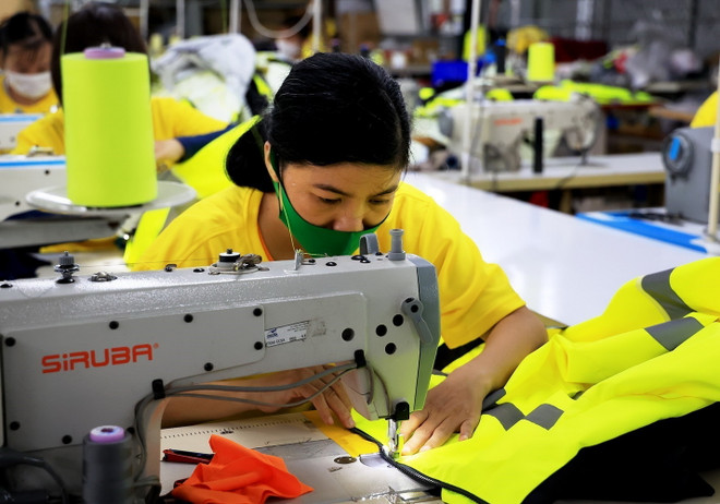 Nhiều doanh nghiệp đang tăng tốc sản xuất xanh. (Ảnh: Hồng Đạt/TTXVN) may mac.jpg