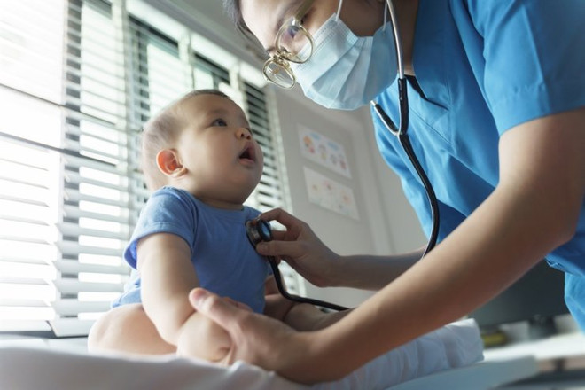 Nhiều bác sỹ Hàn Quốc không muốn làm việc trong lĩnh vực nhi khoa do lương tương đối thấp và rủi ro pháp lý cao hơn. (Ảnh minh họa: Getty) bac sy nhi khoa.jpg
