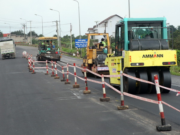 Cải tạo Quốc lộ 1A đoạn Bình Thuận-Đồng Nai. (Ảnh: Ngọc Hà/TTXVN) Ngăn chặn tai nạn giao thông trên tuyến Quốc lộ 1A đoạn đang nâng cấp ảnh 1