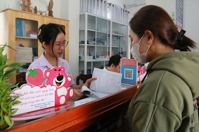 Cán bộ công chức, viên chức tại Bộ phận tiếp nhận và trả kết quả phường Tân Phong, thành phố Biên Hòa, tỉnh Đồng Nai hướng dẫn người dân làm thủ tục hành chính. (Ảnh: Lê Xuân/TTXVN) TTXVN_2008Dongnaicaicachhanhchinh2.jpg