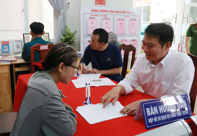 Người dân đến thực hiện thủ tục hành chính được cán bộ viên chức phường Tân Phong, thành phố Biên Hòa, hướng dẫn nhiệt tình. (Ảnh: Lê Xuân/TTXVN) TTXVN_2008Dongnaicaicachhanhchinh3.jpg