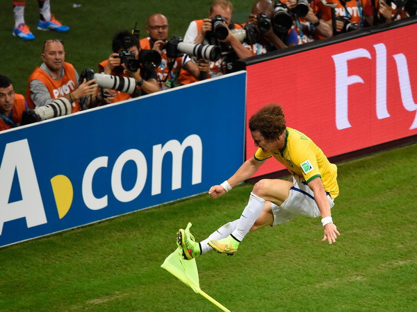 David Luiz tái hiện pha tung cước cột cờ sau khi lập siêu phẩm ảnh 1