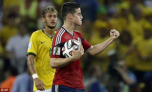 James Rodriguez bị châu chấu đậu lên người khi sút phạt đền ảnh 1