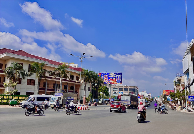 Giao thông tại đường Trần Hưng Đạo, thành phố Long Xuyên, tỉnh An Giang. (Ảnh: Thanh Sang/TTXVN) An Giang hạ cấp độ dịch toàn tỉnh từ vùng vàng xuống vùng xanh ảnh 1