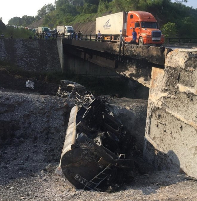 Thông đường tạm cao tốc dài nhất Việt Nam sau vụ xe bồn phát nổ ảnh 1