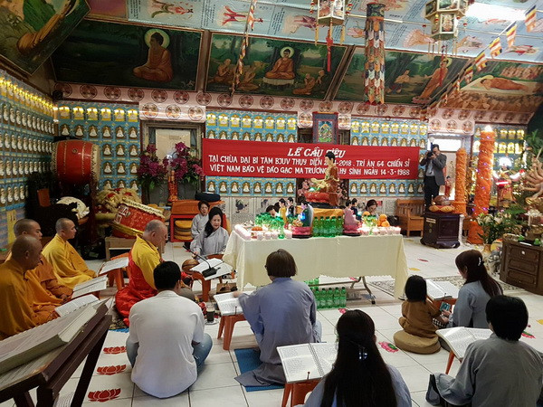 Quang cảnh buổi lễ cầu siêu. (Ảnh: Bình Nguyễn/Vietnam+) Người Việt tại Thụy Điển tưởng nhớ các liệt sỹ trong trận Gạc Ma ảnh 1