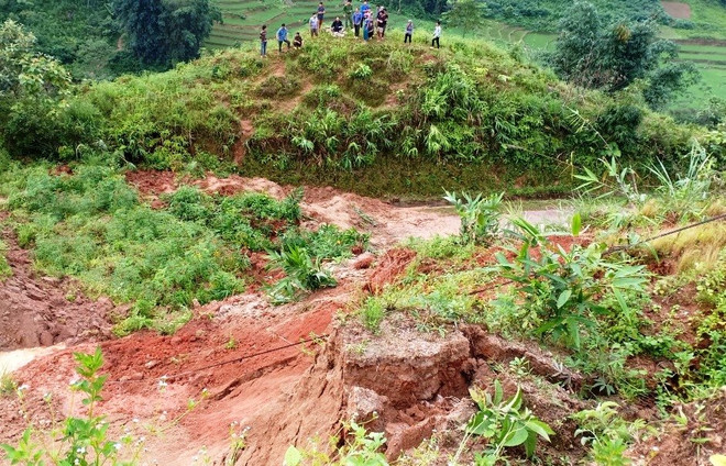 Sơn La: Sạt lở taluy dương gây ách tắc giao thông tuyến Quốc lộ 4G ảnh 1