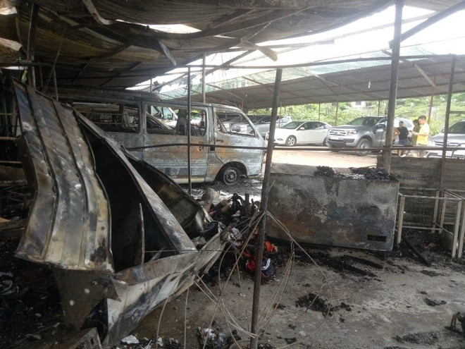 Lửa bất ngờ bùng cháy ở bãi giữ xe, 2 xe ôtô bị thiêu rụi ảnh 1