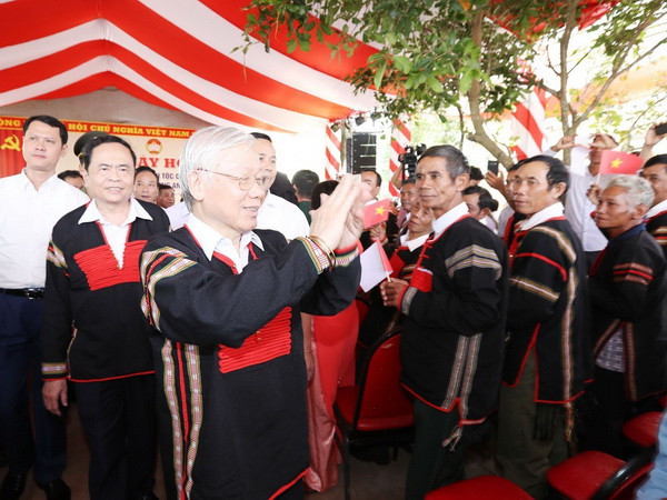 Tổng Bí thư, Chủ tịch nước Nguyễn Phú Trọng dự Ngày hội Đại đoàn kết toàn dân tộc các Buôn , thôn xã Dur Kmăl, huyện Krông Ana. (Ảnh: Trí Dũng/TTXVN) Tổng Bí thư, Chủ tịch nước dự Ngày hội Đại đoàn kết tại Đắk Lắk ảnh 1