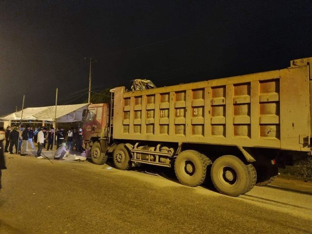 Hiện trường vụ tai nạn. (Ảnh: TXVN phát) Thanh Hóa: Xe tải đâm vào xe máy, 4 người trong một gia đình tử vong ảnh 2