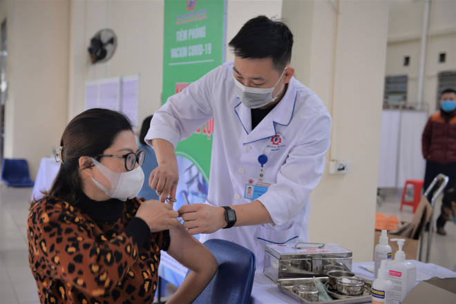 Tiêm vaccine phòng COVID-19 liều bổ sung, liều nhắc lại cho người dân. (Ảnh: Thanh Vân/TTXVN) Dịch COVID-19: Quảng Ninh 'thần tốc' thực hiện chiến dịch tiêm vaccine ảnh 1