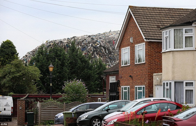 Bãi rác khổng lồ cao 12m và có mùi như "xác chết thối rữa" ảnh 2