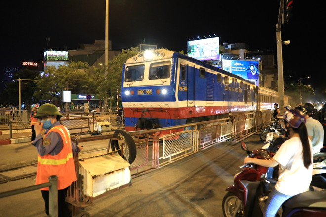 Dịch COVID-19 đã ảnh hưởng nghiêm trọng tới công suất vận tải của ngành đường sắt. (Ảnh: Thành Đạt/TTXVN) Phó Thủ tướng Lê Văn Thành: Ngành đường sắt phải quyết liệt đổi mới ảnh 1