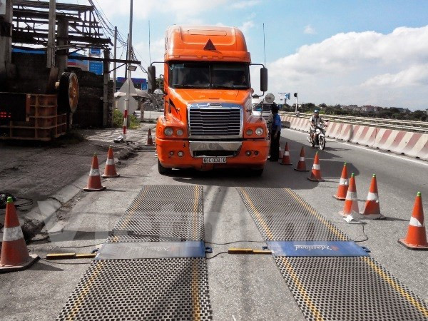 Xe chở hàng quá tải vẫn ‘thong dong’ chạy trên tuyến Quốc lộ 1 ảnh 1