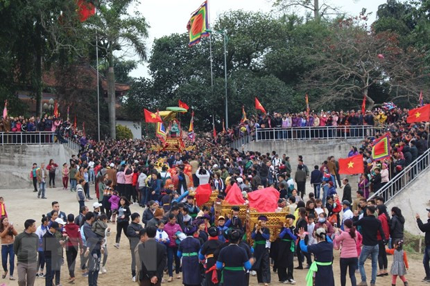 Khách hành hương về đền Đông Cuông dâng hương kính Mẫu Đệ Nhị Thượng ngàn. (Ảnh: TTXVN phát) Siết quản lý tài chính về công tác tổ chức lễ hội và tiền công đức ảnh 1
