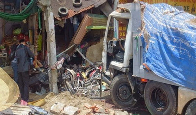 Quảng Ngãi: Ôtô chở hàng húc sập nhà dân, chủ xe chết tại chỗ ảnh 1