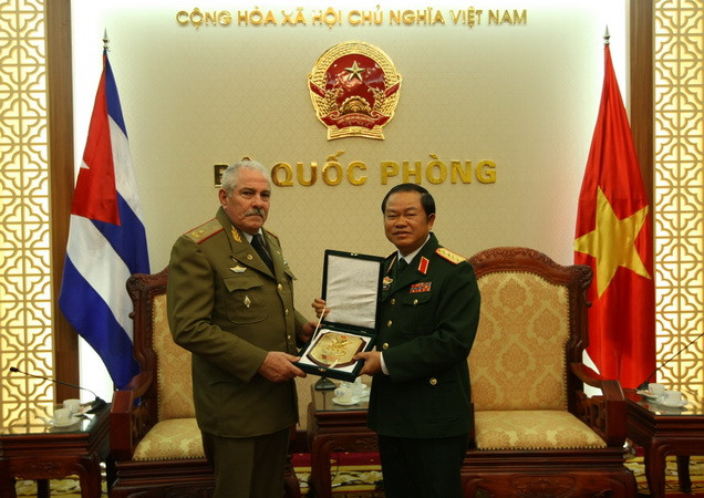 Đại tướng Đỗ Bá Tỵ tiếp Tư lệnh Phòng không-Không quân Cuba ảnh 1