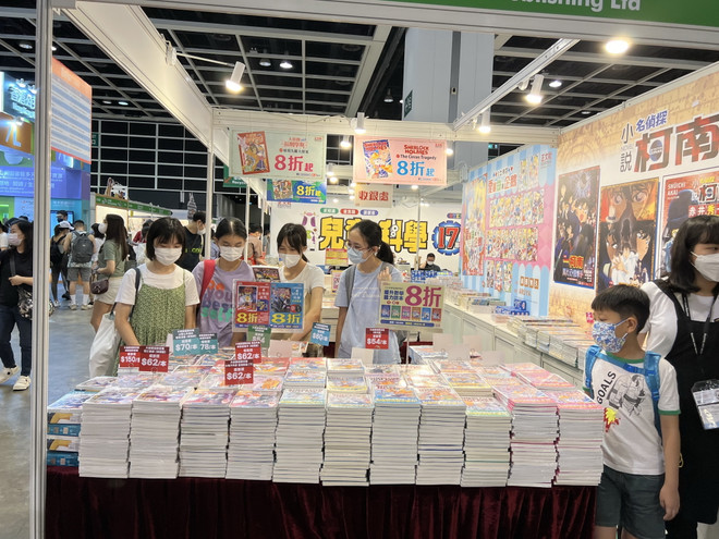 Khách tham quan Hội chợ sách. (Ảnh: Mạc Luyện/TTXVN) Việt Nam tham dự Hội chợ sách Hong Kong lần thứ 32 năm 2022 ảnh 6
