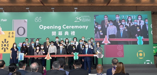 Trưởng đặc khu Hong Kong Lý Gia Siêu (đứng thứ 2, hàng đầu tiên, từ bên trái sang) tham dự lễ khai mạc Hội chợ sách. (Ảnh: Mạc Luyện/TTXVN) Việt Nam tham dự Hội chợ sách Hong Kong lần thứ 32 năm 2022 ảnh 1